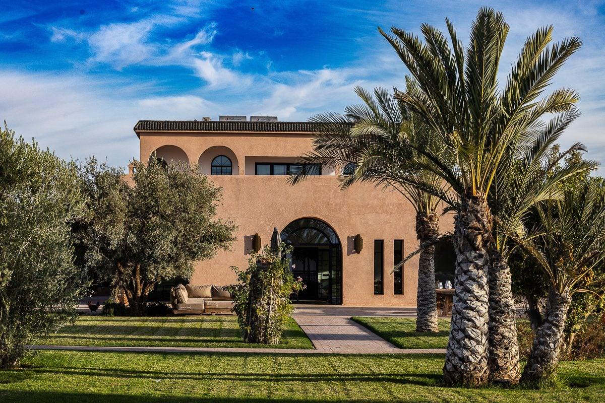 Villa Yemna – panoramic garden view with the Atlas Mountains in the background